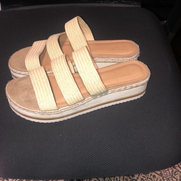Used like new chunky cream wedge sandals! Size 9! - Picture 2 of 5